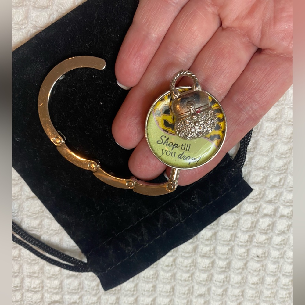SHOP TIL YOU DROP!   Pocket book / bag portable countertop hook.